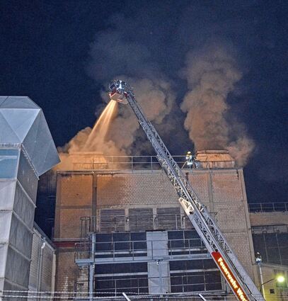 <p>Ein Brand brach gestern kurz nach 20 Uhr aus bisher noch nicht geklärter Ursache auf dem Werksgelände der Firma Johns Manville aus.</p>