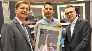 <p>Eröffnung der Fotoausstellung "Zauberwelt Zirkus": Prokurist Hartmut Imhof von der Volksbank Main-Tauber, Fotograf Tobias Erber und Markus Moll, der in die Ausstellung eingeführt hatte.</p>