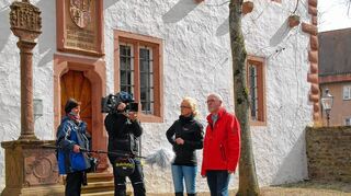 <p>Reporter Thomas Klinghammer (rechts) und sein Fernsehteam bei Dreharbeiten mit Radiomoderatorin Friederike Kroitzsch im Museumshof in Buchen.</p>