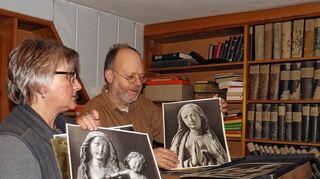 <p>Pfarrer Thomas Burk und Brigitte Zink sichten den fotografischen Nachlass von Georg Schaffert.</p>