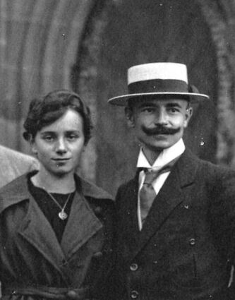 <p>Georg Schaffert widmete der Herrgottskirche viel Zeit. Die Aufnahme zeigt Anna und Georg Schaffert vorm Nordportal.</p>
