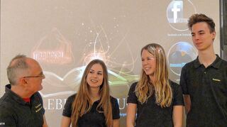 <p>Die "Financial T('a)ime" hatte die richtige Spürnase für "Dantons Tod" als Abi-Thema: Wenige Tage vor dem Deutsch-Abitur stellte das Film-Team noch ein Gespräch zu Danton und Robespierre ins Internet. (Von links) Klaus Schenck stellte Stefanie Geiger, Sofie Geiger und Tobias Haas (Film-Bearbeitung) den Zuschauern vor.</p>