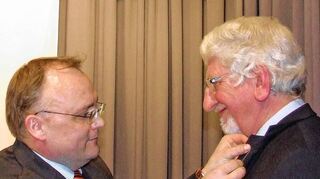 <p>Külsheims Bürgermeister Thomas Schreglmann (links) zeichnete Otto Spengler beim Bürgertreff mit der Bürgerehrennadel aus.</p>