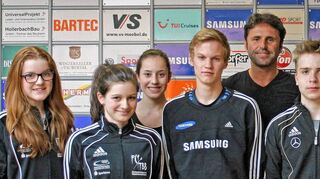 <p>Mit starken Leistungen präsentierten sich die Nachwuchsdegenfechter des FC Tauberbischofsheim bei der Nordbadischen Landesmeisterschaft (von links): Lara Spengler, Katharina Kleiner, Gina Braun, Samuel Unterhauser, Trainer Joachim Braun, Marvin Forst, Yannic Hellinger, Rico Braun und Andre Hoch.</p>