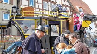 <p>Rundfahrten mit der historischen Postkutsche gehören zum Programm des traditionellen Creglinger Ostermarkts.</p>