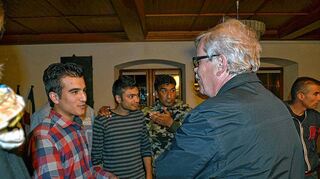 <p>Bei dem Gespräch zwischen Asylbewerbern und Anwohnern in Krautheim entstand schnell eine freundschaftliche Atmosphäre. Bisher wurden 14 Flüchtlinge aus Syrien und Pakistan in der Birkenallee untergebracht.</p>