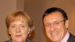 <p>Der Moment nach der definitiven Zusage: Bundeskanzlerin Angela Merkel mit Prof. Dr. Wolfgang Reinhart in der Landesvertretung in Berlin.</p>