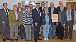 <p>Die Geehrten des CDU-Ortsverbands Külsheim mit dem Vorsitzenden Manfred Lawo (links), Kreisvorsitzendem Professor Dr. Wolfgang Reinhart (Mitte), Bürgermeister Thomas Schreglmann (rechts daneben) sowie Günther Kuhn (Vierter von rechts), der zum neuen Ehrenmitglied des CDU-Ortsverbands ernannt wurde.</p>