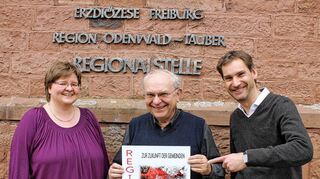 <p>Regionaldekan Michael Vollmert, Regionalreferent Günter Stauß und Frauenreferentin Regina Köhler stellten das große Konzept ver Veränderungen und dessen Auswirkungen auf die örtliche Glaubensarbeit dar.</p>