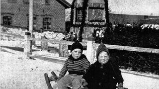 <p>Resi und Lothar Schlisio in Goldbach 1943 vor dem Kriegerdenkmal.</p>