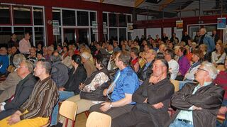 <p>Den Windrädern stellte Dr. Friedrich Buer allgemein ein schlechtes Zeugnis aus. Bei einer Informationsveranstaltung im Bobstadter Bürgerhaus machte sich Protest gegen die Anlagen im Wald und gegen die Stadtverwaltung breit.</p>