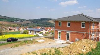 <p>Ein Zankapfel vor allem außerhalb von Tauberrettersheim, der Neubau einer Tochter von Bürgermeister Hermann Öchsner am Karlsbergweg.</p>