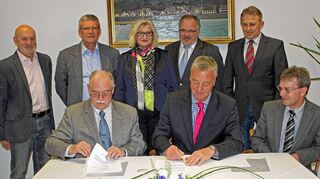 <p>Zusammenarbeit besiegelt: Der Eigenbetriebs Abwasserbeseitigung Wertheim übernimmt ab dem 1. Juli die Betriebsführung des Abwasserzweckverbandes Südspessart Karl Heinz Glock, Vorsitzender der Verbandsversammlung des Abwasserzweckverbandes, und Oberbürgermeister Stefan Mikulicz unterzeichneten die Verträge.</p>