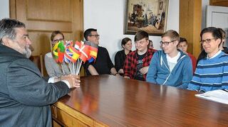 <p>Dt. Ulme im Gespräch (links) und Bürgermeister Günther bei der Begrüßung im Walldürner Rathaus.</p>