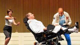 <p>Kein Mitleid: Nils Brück als Philippe, Murali Perumal als Driss und Julia Apfelthaler als Haushälterin Margalie in der Bühnenadaption der Filmkomödie "Ziemlich beste Freunde" am Komödienhaus des Theaters Heilbronn.</p>