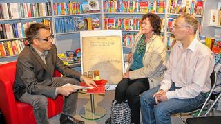 <p>Seinen Internet-Blog "Burgvogtei Wertheim" stellte Dr. Robert Meier (links) am Dienstag Interessierten in der Buchhandlung "Moritz und Lux" vor.</p>