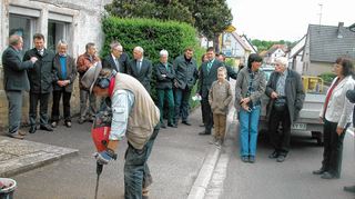 <p>Die Bilder zeigen das Einlegen der Stolpersteine mit Niedermann am Standort seines ehemaligen Elternhauses und weitere Verlegungen der Stolpersteine eigenhändig durch den Künstler Gunter Demnig, mit Inschrift der Ermordeten und unter Mithilfe des Bauhofes.</p>