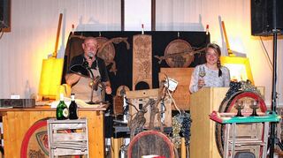 <p>Gelungene Einstimmung auf das Weinfest in Alt-Lauda: Voll auf ihre Kosten kamen die Freunde der edlen Tropfen auch bei der vierten Auflage der "Wood-Rock-Weinprobe" im großen Saal des Rathauses in Lauda, abwechselnd moderiert von der Badischen Weinkönigin Aurelia Warther und Holzbildhauer Heinz A. Theobald.</p>