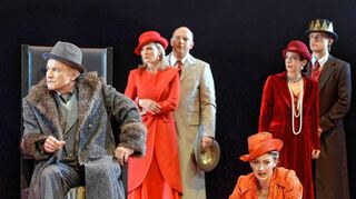 <p>Der Tyrann und seine Verwandtschaft: Stefan Eichberg (Lear), Sylvia Bretschneider und Tobias D. Weber (Albany/Regan), Luise Schubert (Cordelia) sowie Judith Lilly Raab und Fabian Schiffkorn (Goneril/Cornwall).</p>