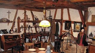 <p>Die gute Bauernstube von einst (Bild oben). Ein Blick in das Geschichtszimmer des Bauernhof-Museums (Bild, unten links). Im Hof präsentiert Bertold Hollerbach alte Feldgrenzsteine unter Anderem von der Familie Zobel und der Familie Abendanz.</p>
