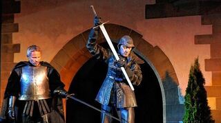 <p>Götz am Boden: In der Inszenierung von Michael Bogdanov spielt Götz Otto den Titelhelden, Andreas Brucker den Weiselingen.</p>