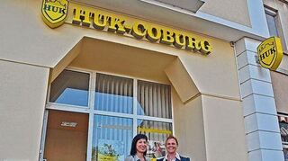 <p>Neueröffnung in der Poststraße: Büroinhaberin Christine Fürst (links) und daneben Brigitte Apfelbacher von der HUK-Direktion.</p>