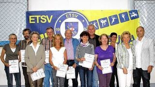 <p>Lange Treue zum Verein gewürdigt: Für mehr als 40- beziehungsweise 25-jährige Zugehörigkeit erhielten diese Mitglieder die goldene oder silberne Ehrennadel nebst Urkunde bei der Hauptversammlung des ETSV Lauda.</p>