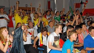 <p>Gelungen ist die Premiere des ersten Public Viewings von ETSV Lauda und der Sportjugend Tauberbischofsheim am Montag in der ETSV-Halle. Beim 4:0 (Bild) gab es auch hier für die Fans kein Halten mehr. Der Erlös aus der Bewirtschaftung sowie die Hälfte aus einem Tippspiel fließen in den Umbau des Nordflügels der ETSV-Sporthalle. Bei den weiteren WM-Spielen der deutschen Nationalelf ist die Halle ebenfalls geöffnet.</p>