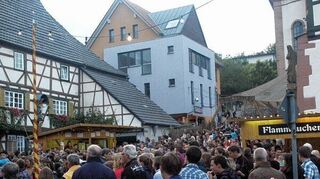 <p>Beim Königheimer Weinblütenfest rund ums Rathaus wird es von Freitag, 27. Juni, bis Sonntag, 29. Juni, wieder hoch hergehen, sofern das Wetter mitspielt.</p>