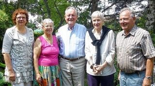 <p>Zum 80. Geburtstag überbrachten die Vorstandsmitglieder Angelika Barth und Hildegard Buchwitz-Schmidt sowie der Vorsitzende der SPD/UB-Fraktion, Günter Breitenbacher, dem Mitglied Hansmartin Simpfendörfer die Glückwünsche des SPD-Ortsvereins.</p>