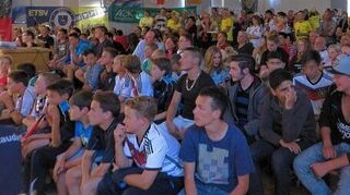 <p>Das Public Viewing bei den deutschen WM-Spielen in der ETSV-Halle in Lauda erfreut sich zunehmender Beliebtheit. Auch am Montag, 30. Juni, wird sich die Sporthalle in ein kleines Fandorf verwandeln.</p>