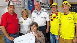 <p>Jackpot-Gewinner Michael Jouaux übergab eine Spende anlässlich des WM-Gewinnspiels an die Vorsitzende des ETSV, Anni Miller (vorne), im Beisein weiterer ETSV-Vorstandsvertreter, des stellvertretenden Bürgermeisters Klaus Vierneisel (hinten Mitte) sowie des Vorsitzenden der Badischen Sportjugend, Matthias Götzelmann (rechts).</p>