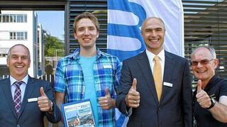 <p>Medienpreis für die Kaufmännische Schule Tauberbischofsheim: (von links) Schulleiter Robert Dambach, Christian Link, Abteilungsleiter Günther Krajewski, Klaus Schenck.</p>