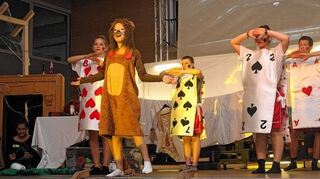 <p>Der ängstliche, nachdenkliche und dennoch munter fröhliche Löwe aus Oz (Luca Stein) und die vier Spielkarten aus dem Wunderland (Louis Hahner, Lilli Zeitler, Hanie Yi und Sarah Gläser).</p>