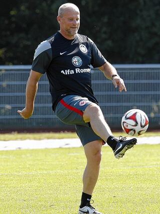 <p>Im Training deutlich aktiver dabei als noch Armin Veh: Eintracht-Trainer Thomas Schaaf.</p>