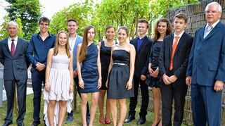 Die Besten der Gerhardinger Realschule mit (links) Schulleiter Siegfried Schwarz und (rechts) Konrektor Joachim Schindler. Hintere Reihe neben Schwarz Alen Dacik, Yannick Throm, Anna-Lena Farrenkopf, Armin Eckert, Hanna Weinlein, Fabian Büchler