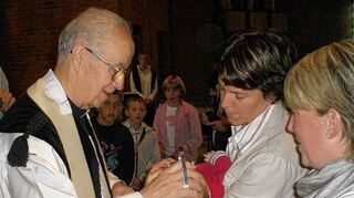 <p>Eine der letzten Taufen, die Pfarrer Ludwig Dietz im August 2006 in der Assamstadter St. Kilian gab.</p>