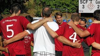 <p>Auf ein Neues: Die Fußballer des SC Freudenberg starten am morgigen Sonntag um 15 Uhr mit einem Heimspiel gegen den TSV Röllfeld in ihre zweite Saison in der Kreisliga Aschaffenburg/Miltenberg. Mit einer "Dienstzeit" von nun acht Jahren ist Patrick Zimlich (Bildmitte) von allen Kreisliga-Trainern am längsten im Amt.</p>