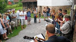 <p>Man fühlte sich auf dem musikalischen "Rundwanderweg" bei bestem Sommerwetter auf den Pfaden des Freilandmuseums in die sprichwörtlich "guten alten Zeiten" versetzt, als die auf historischen Instrumenten präsentierten Klängen und Lieder aus allen Himmelsrichtungen, aus allen Ecken, Nischen und Winkeln des Freilandmuseums beim Spielmannstag "Winneweh" durchtönten.</p>