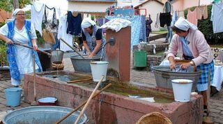 <p>Häusliche Arbeit um Haus und Garten stand ebenfalls bei der Brauchtumsschau am Sonntag in Heckfeld im Fokus, so wie hier bei den "Waschweibern" am Dorfbrunnen.</p>