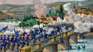 <p>Der Ansturm der preußischen Truppen in hellblauenUniformen auf der Tauberbrücke in Tauberbischofsheim am 24. Juli 1866.</p>