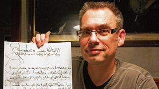 <p>Historiker Robert Meier zeigt in Kopie ein Dokument aus dem Schriftwechsel zwischen dem Zentamt Remlingen und Julius Echters Kanzlei.</p>