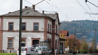 <p>In einer Resolution fordert der Boxberger Gemeinderat mit Nachdruck zusätzliche Halte am Bahnhof in Wölchingen sowie die Sanierung und Wiederinbetriebnahme der stillgelegten Haltepunkte in Unterschüpf und Schweigern.</p>