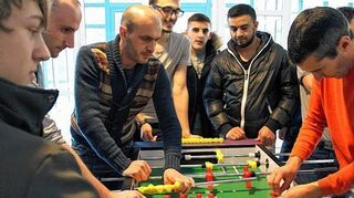 <p>Diesen Tischkicker haben die Schüler des Internats Maria Hilf in der Kurstadt der Flüchtlingsunterkunft gespendet.</p>