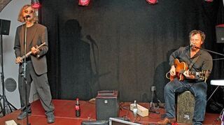 <p>Der Gitarrist, Songschreiber, Arrangeur und Sänger Mark Gillespie sowie der Querflötenspieler und Sänger Thomas Drost begeisterten bei ihrem Gastspiel im Rebgut Lauda auf ganzer Linie mit ihren Songs und ihrem Sound.</p>