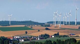 <p>Gerichtstetten ist schon regelrecht von Windrädern "umzingelt". Nun sollen sieben weitere beiderseits der L 514 hinzukommen. Betreiber wird die Firma Windenergie Gerichtstetten GmbH & Co. KG sein.</p>