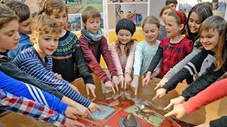 <p>Gespannt erkundeten die Schüler der "Schule am Limes" die Sonderausstellung, nachdem sie die Eröffnung mit Liedern und einem Gedicht mitgestaltet hatten.</p>
