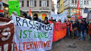<p>Rund 500 Teilnehmer waren zur Demonstration unter dem Motto "Herz statt Hetze" gekommen, um vom Marktplatz aus durch die Stadt zu marschieren.</p>