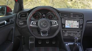 <p>Schöne, klar gestaltete Instrumente, ein griffiges, unten abgeflachtes Lenkrad und die tollen Sportsitze im nostalgischen Karo-Design tun ihr Übriges dazu, dass man sich im GTI sofort wohl fühlt</p>