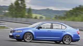 <p>Mit einer Länge von 4,69 Metern droht dem Skoda die Versetzung in die nächste Klasse.</p>